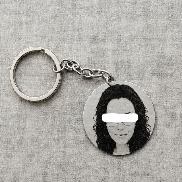 Dixi Art - gravirana slika osobe na inox - privjesak za ključeve